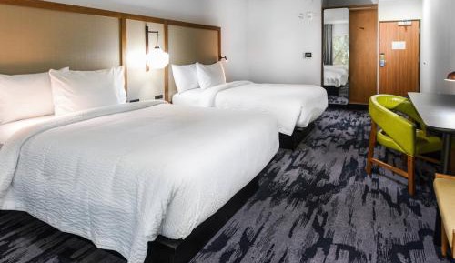 Queen Room with Two Queen Beds and Adapted Tub - Mobility Accessible