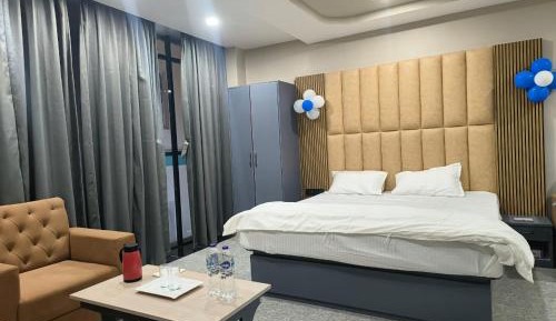 Deluxe King Suite