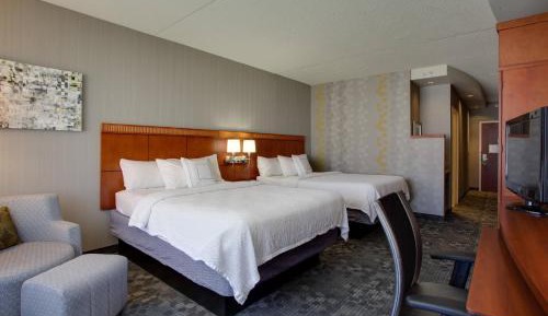 Queen Room with Two Queen Beds and Adapted Tub - Mobility Accessible