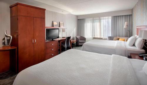 Larger Guest room, 2 Queen, Sofa bed  