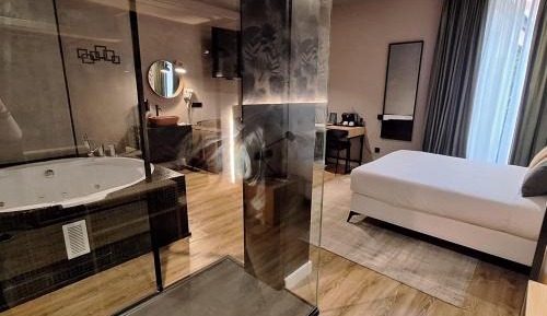 Deluxe Suite with Spa Bath