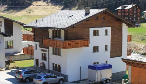 Three-Bedroom Apartment with Balcony and Mountain View  