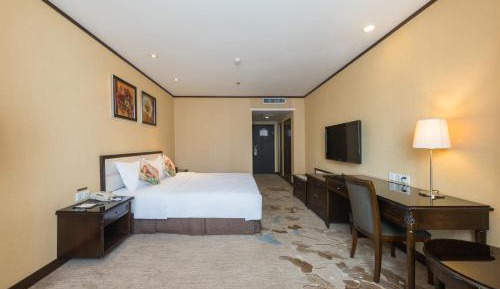 Deluxe Queen Room