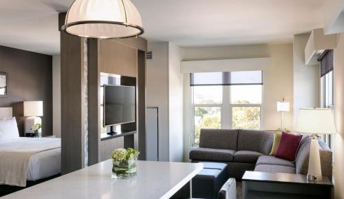 King Studio with Kitchen and Accessible Tub - Disability Access