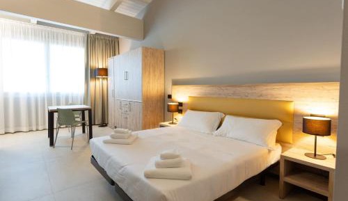 One-Bedroom Loft Apartment with One Queen Bed