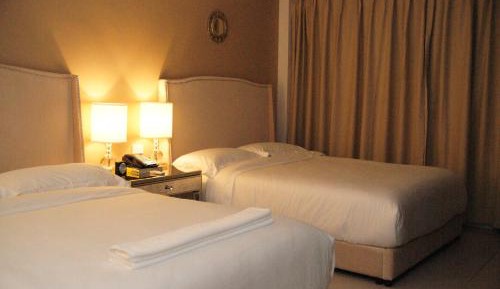 Deluxe Queen Suite