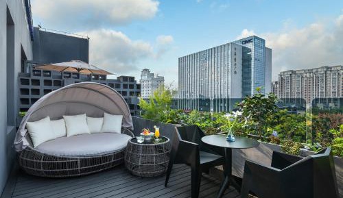 Deluxe King Room - City Side