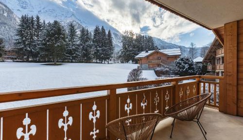 Apartment with Mountain View