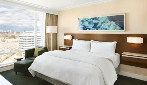 One-Bedroom Corner King Suite
