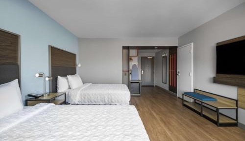 Queen Room with Two Queen Beds and Bath Tub - Mobility Accessible