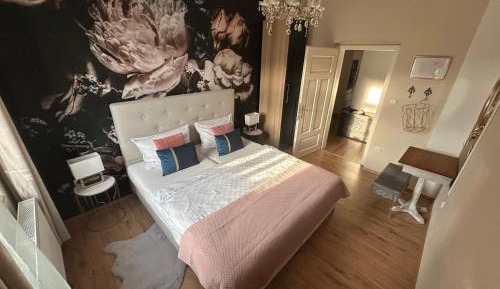 Deluxe Three-Bedroom Apartment