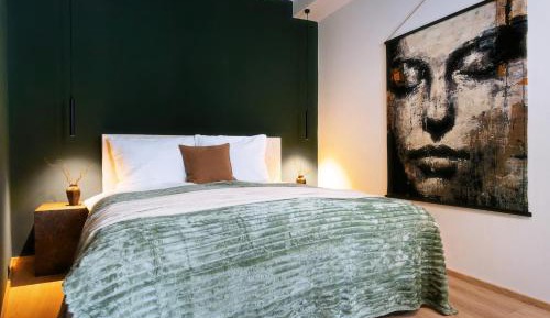 Deluxe One-Bedroom Apartment with Harbor View