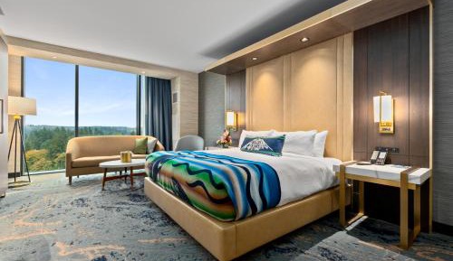 Luxury King with Mountain View