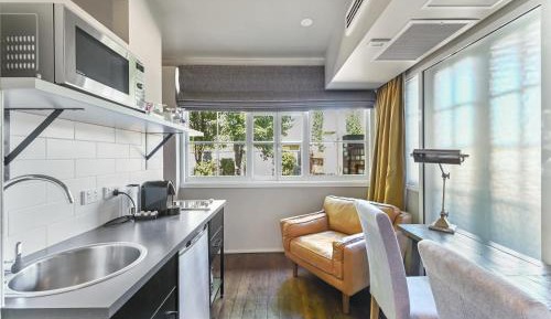 Junior Bathtub Suite 
