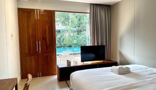 Queen Room with Pool View
