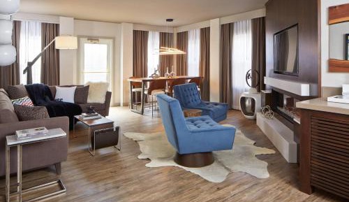 Monterey Suite, 1 Bedroom Larger Suite, 1 King, Fireplace
