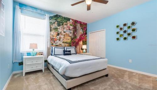 Queen Room with Shared Bathroom