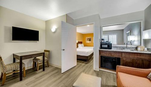 Queen Suite with Two Queen Beds and Whirlpool - Non Smoking