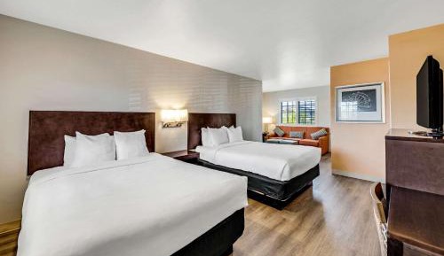 Efficiency Quadruple Room with Two Queen Beds and Sofa bed - Non Smoking