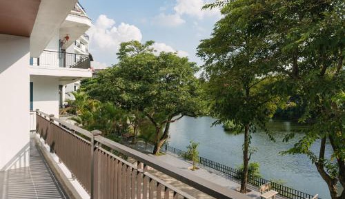 Four-Bedroom Apartment with Lake View