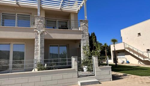 Deluxe One-Bedroom Apartment with Garden View