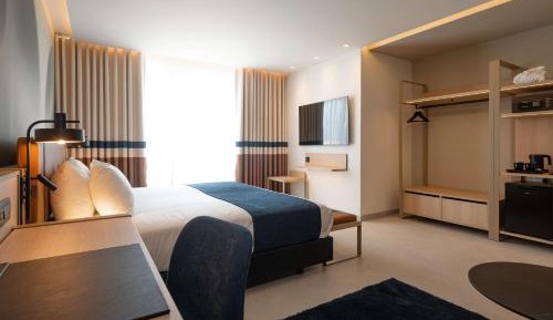 Deluxe Room with Balcony and Side Sea View