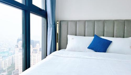 One-Bedroom Apartment with Balcony