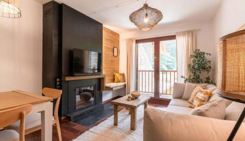 Three-Bedroom Apartment with Mountain View