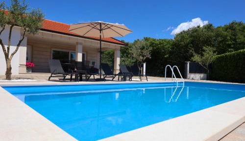 Villa with Swimming Pool