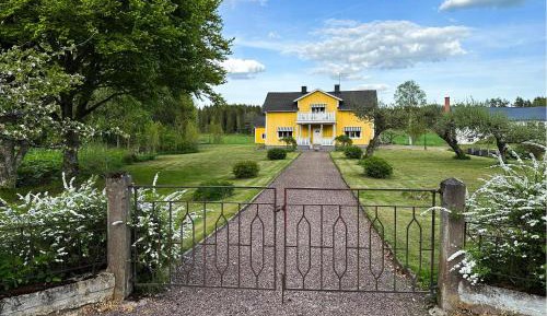 Four-Bedroom Holiday Home
