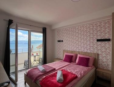Apartment with Lake View