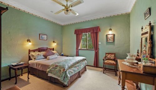 Queen Room with Private External Bathroom 