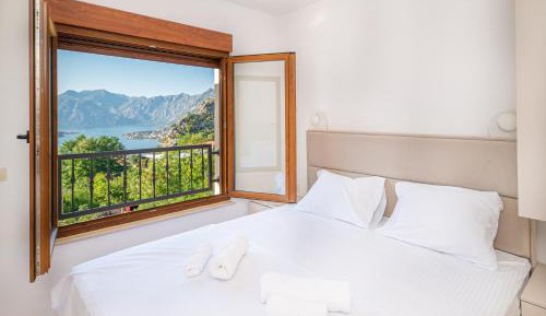 Two-Bedroom Apartment with Balcony and Sea View