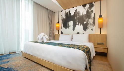 Deluxe King with Bathtub