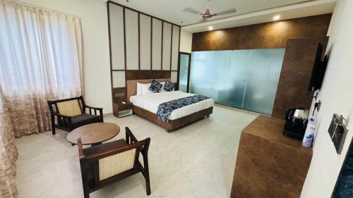 Suite with Mountain View