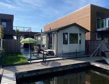 Two-Bedroom Chalet Near The Water 