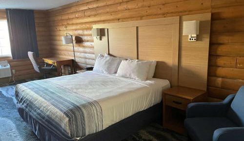 King Room with Roll-in Shower - Mobility Access/Non-Smoking