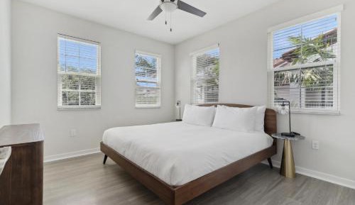 Three-Bedroom Apartment (Self Check-in with Virtual Front Desk)