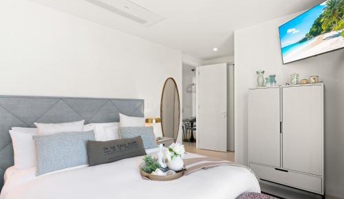One-Bedroom Deluxe Apartment
