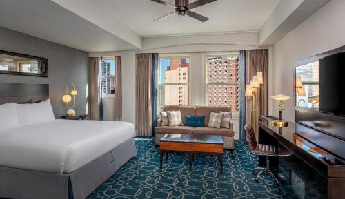 Superior King Room with City View