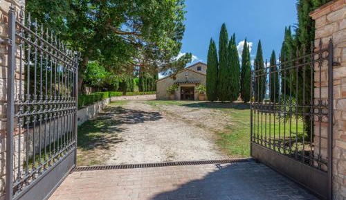Deluxe Two-Bedroom Apartment with Garden View