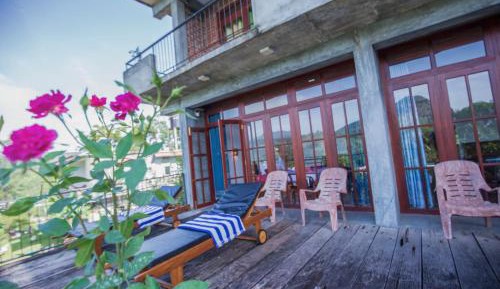 Deluxe Double Room with Balcony & Ella Rock View