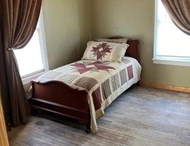 Standard Twin Room with Shared Bathroom