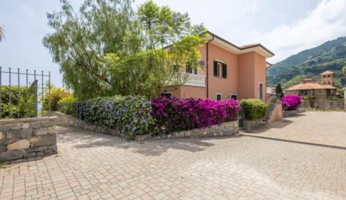 Four-Bedroom Apartment with Balcony 