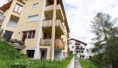Apartment with Mountain View