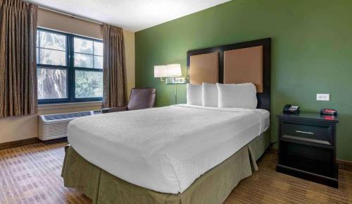Queen studio with 1 Queen Bed - Disability Access/Non-Smoking