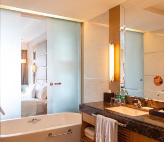 Deluxe Twin Guest Room Pool View with Bath Tub 