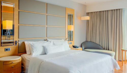 Deluxe King Guest Room Pool View with Bath Tub 