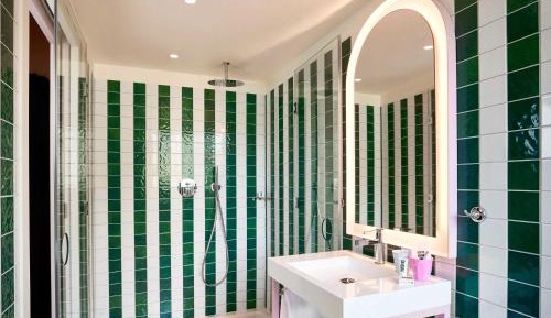 Large Mama Double Room with Bow Window