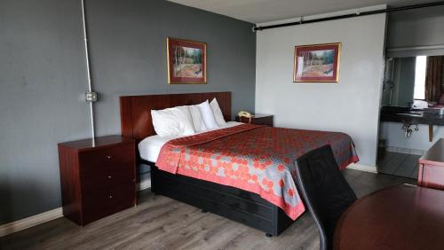 Deluxe King Room - Non-Smoking